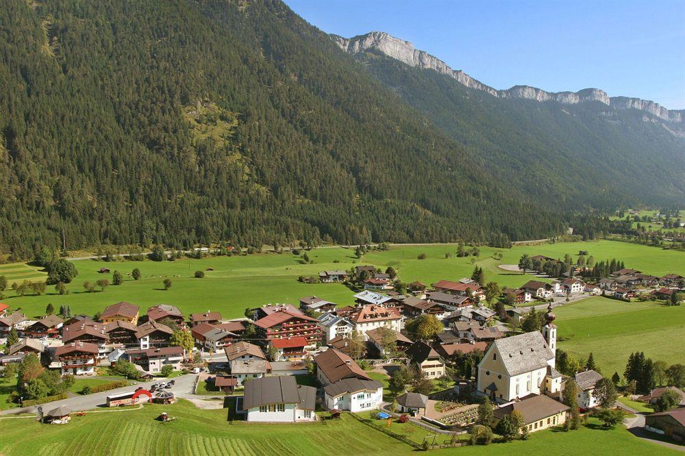 Hotel Tiroler Adler - Bed And Breakfast Waidring Exterior foto