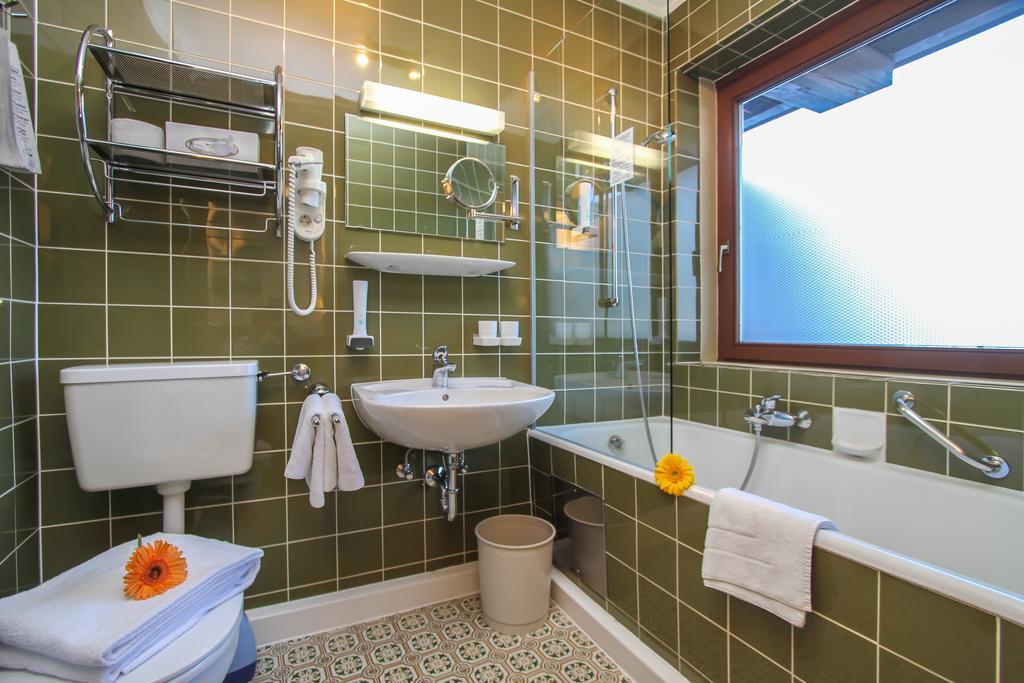 Hotel Tiroler Adler - Bed And Breakfast Waidring Exterior foto